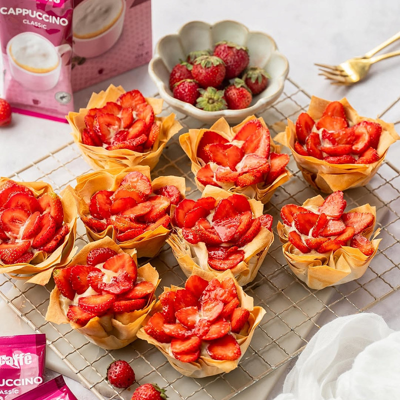 A sweet creation that looks almost too beautiful to eat… almost!😍

When dessert becomes art… and art becomes dessert 🍓 Would you try this masterpiece? 🌹 

🌹Pastry Cups:
1/2 pack of puff pastry
Oil spray

🌹Cream:
600g vanilla pudding
2 bags @barc...