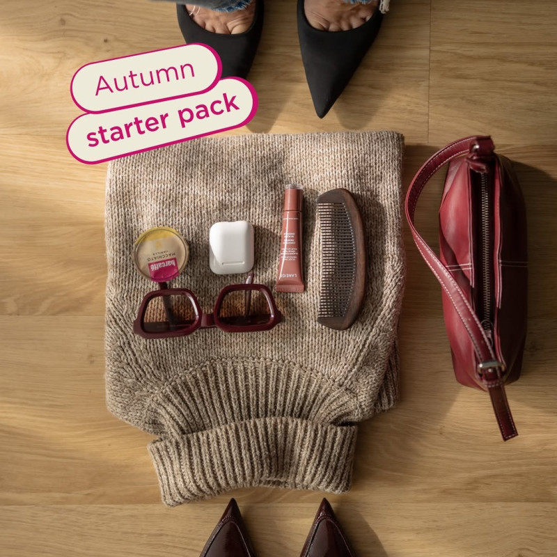 Cozy sweater, warm coffee, golden sunlight, favorite playlist and a swipe of lip gloss. This is how the perfect autumn looks. 🍂✨