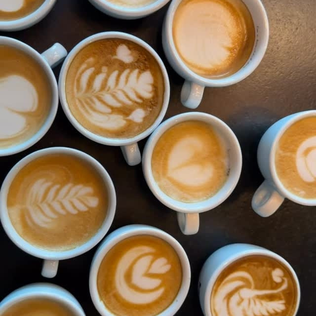 Espresso. Mlijeko. Latte art. Standardizacija.☕️

I malo smijeha između svega toga. 😃

Dio atmosfere s edukacije za @comodo.bar 

Hvala cijeloj ekipi na energiji, pitanjima i želji za napretkom. Upravo takve edukacije najviše volim raditi. 👊

#bar...