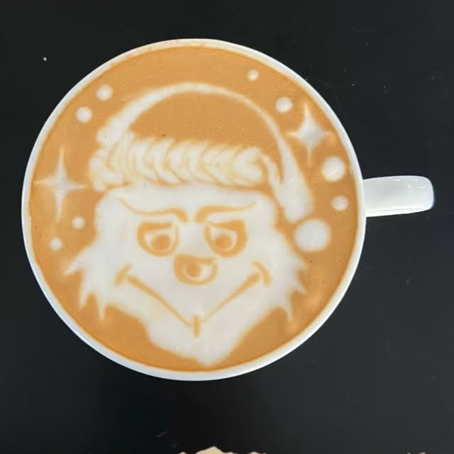 GRINCH 🎄
Pomoje mu ne bo ratal 😌💪

Latte art Christmas series se začenja…
👀 naslednje: smrekce → Rudolf 🦌☕️

#grinch #latteart #latteartist #christmaslatte #coffeemas #coffeeart #barista #baristalife #coffeereels #instareels #reelitfeelit #kava...