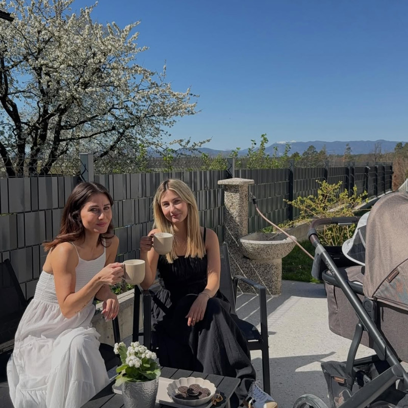 It’s never just coffee — it’s time together. @katjahudolin ☕️🙏🏻🤱👯‍♀️ @barcaffe 

Odkar je moja sestra dvojčica na porodniški so moje dopoldanske kavice še bolj prijetne!🙏🏻

Naročnik oglasa : Atlantic Droga Kolinska d.o.o.

#coffeeislife #coffe...