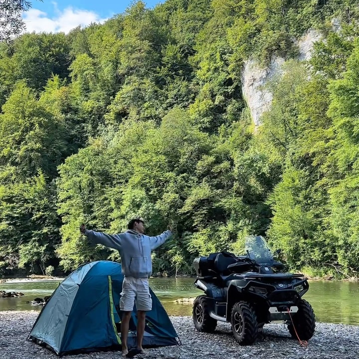 Kamp, rijeka, jutarnja kava i mir 
Fali još samo društvo za sljedeći put.
Jel ima dobrovoljaca? ☕️⛺️
@barcaffe 
#barcaffe #kava #hrvatska kampiranje #pas