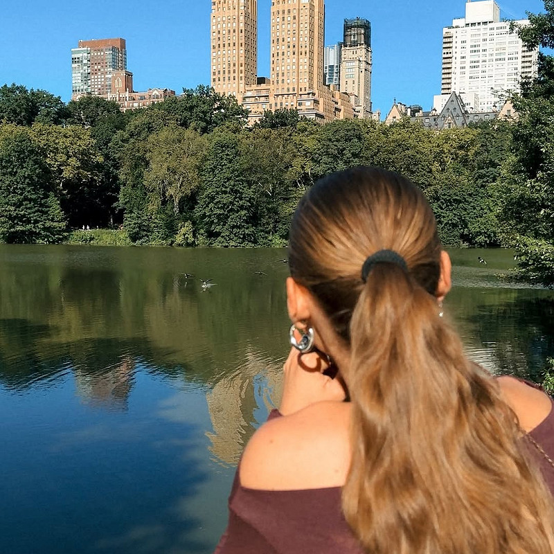 Oglas / 14. 8, ko sem prvič stopila na te ulice, sem imela občutek, da se mi je svet obrnil na glavo.

Leta in leta sem občudovala New York samo preko ekranov. V filmih, serijah, posnetkih drugih.

Ampak šele zdaj, ko sem tukaj, razumem. Razumem, da...