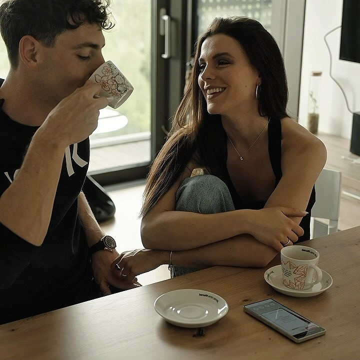 Oglas/ Kako si popestrit coffee date? 👀

@barcaffe ve! Za 55. rojstni dan so naredili genialne kartice z vprašanji - za frende, pare, družine, da se povežemo, alpaaa da vidmo kok dobr se v resnici ne/poznamo! Probi s svojo mamico, fantom, sestro, fr...