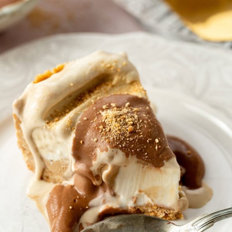 POV: you found your new obsession:
🍦Ice Cream Coffee Cake ☕️ 

The cake version of your favorite iced latte ☕

Base:
200 g crushed biscuits (cookie crumbs)
110 g melted butter

Ice Cream Filling:
1 tub of Planica @barcaffe Ice Cream

Chocolate Top...